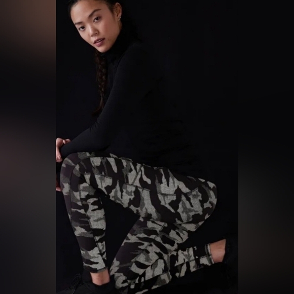EUC Athleta Rainier Reflective Tight Camo Lux Black Small Athleisure - Picture 1 of 16